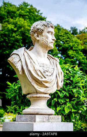 Busto dell'imperatore romano Adriano nel Parco delle Terme Reali, Varsavia, Polonia Foto Stock