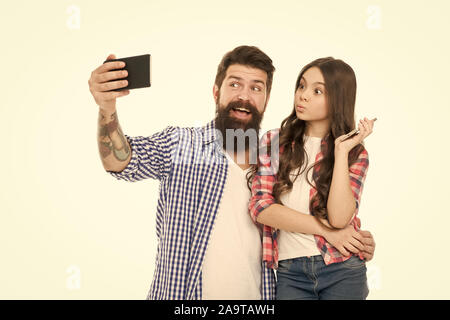 Cattura momenti luminosi insieme. divertirsi insieme. Felice bambina con padre. piccolo bambino amore papà. padre e figlia isolato su bianco. padri giorno. giorno. legami di famiglia. selfie. Foto Stock