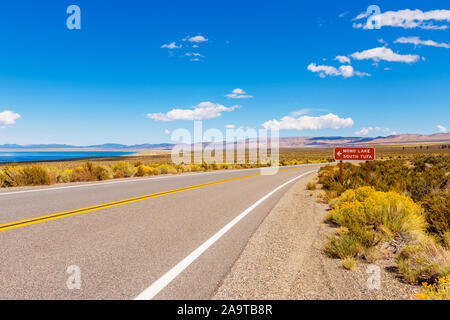 Segno direzionale a Mono Lake e a sud il tufo California Foto Stock