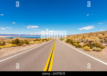 La strada verso il lago Mono California USA Foto Stock