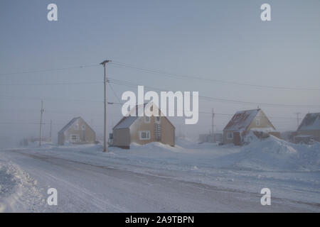 Comunità artica ricoperta di neve a seguito di una grande blizzard, situato in Arviat Nunavut, Canada Foto Stock