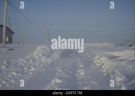 Sentiero di rottura; una strada coperta di neve in seguito ad una tempesta di neve, situato in Arviat, Nunavut Canada Foto Stock