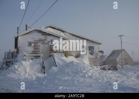 Edificio coperto di neve a seguito di una tempesta di neve, situato in Arviat, Nunavut Canada Foto Stock