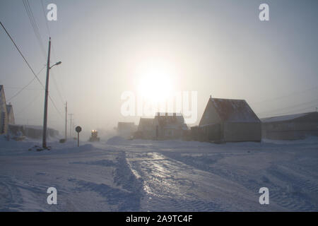 Comunità artiche resurfacing dopo una bufera di neve, Arviat Nunavut, Canada Foto Stock