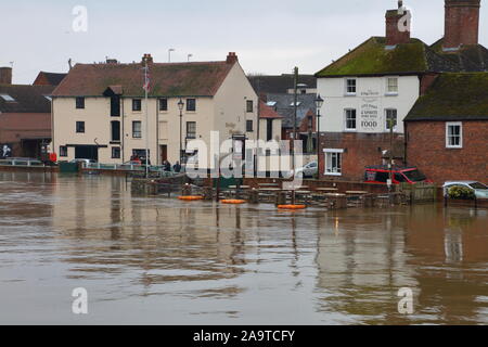 Come le piogge mantenere la caduta di barriere di Upton custodendo il villaggio dal Severn le acque di esondazione stand loro suolo nonostante la crescente acque. Foto Stock