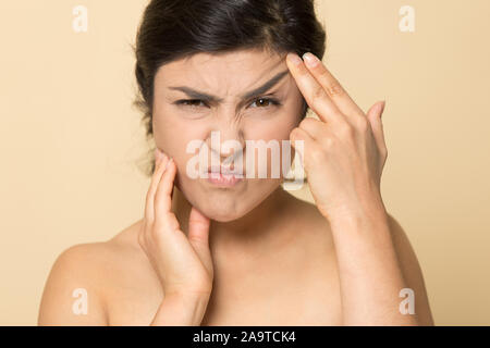 Colpo alla testa ha sottolineato donna indiana di toccare il viso, preoccupato di grinza Foto Stock