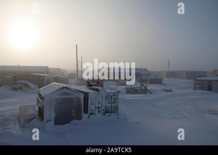 Comunità artica ricoperta di neve a seguito di una bufera di neve, situato in Arviat Nunavut, Canada Foto Stock