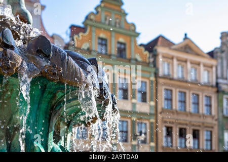 Gocce d'acqua da una fontana. Serata estiva nel centro storico della città di Poznan, Foto Stock