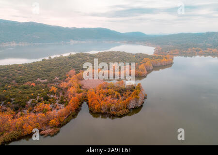 Kovada Lago in autunno a foggy meteo foto aerea sparare con il fuco Foto Stock