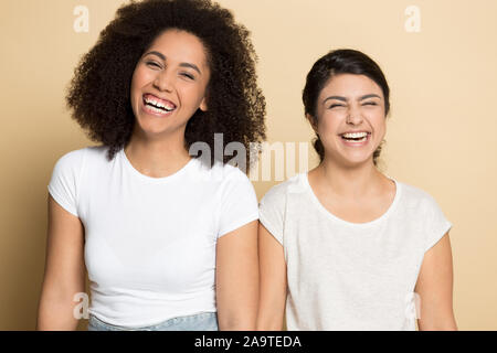 Felice diverse belle ragazze ridono, divertirsi insieme Foto Stock