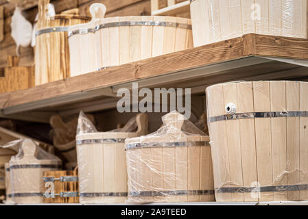 Bath House accessori in legno su un contatore del negozio dello sfondo. Foto Stock