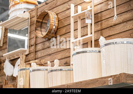 Bath House accessori in legno su un contatore del negozio dello sfondo. Foto Stock