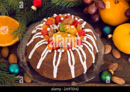 Torta di Natale con le arance e ornamenti colorati Foto Stock