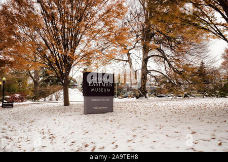 Rochester, New York, Stati Uniti d'America. Novembre 15, 2019. Segno di benvenuto al George Eastman Museum e Dryden Theatre su East Avenue a Rochester, New York Foto Stock