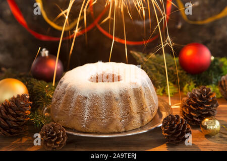 Torta di Natale con un ardente sparkler Foto Stock