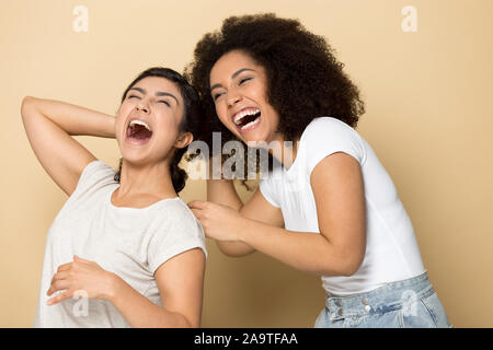 Felice diverse ragazze divertirsi insieme, ride molto Foto Stock