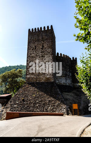 Vista della Torre di mantenere del medievale castello (XI secolo di Lousa noto anche come castello di Arouce, situato in una profonda valle del Lousa corse di montagna Foto Stock