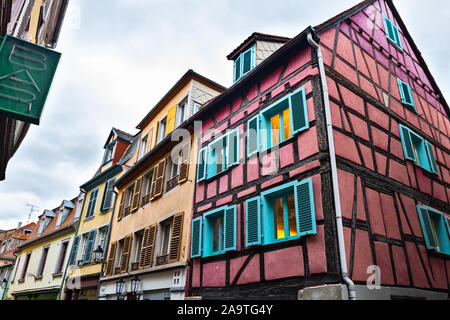 Città vecchia di Colmar, Alsazia, Francia. Vista con i suoi edifici colorati, strade, canal e fiori. Petite Venezia, metà tradizionali case con travi di legno. Foto Stock