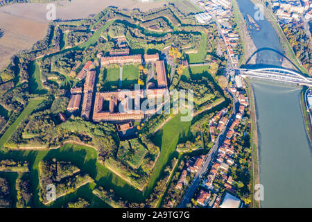 Vista aerea di mura e i bastioni del moderno 6 stelle a forma esagonale fort Cittadella di Alessandria sul serpeggiante fiume Tanaro. Il Piemonte, Italia. Ponte Po Foto Stock