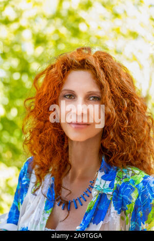 Ritratto di donna matura con rame rosso capelli Foto Stock