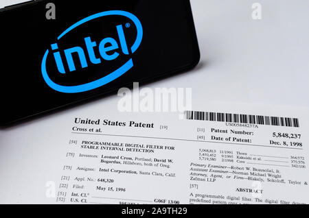 Logo Intel sullo smartphone e il loro autentico brevetto su una delle loro invenzioni relative ai filtri digitali. Foto Stock