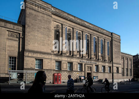 Biblioteca Nazionale di Scozia su George IV Bridge a Edimburgo, Scozia. Foto Stock