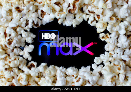 HBO max logo su uno smartphone coperti con popcorn. Foto di concetto per un nuovo servizio di streaming di video. Foto Stock