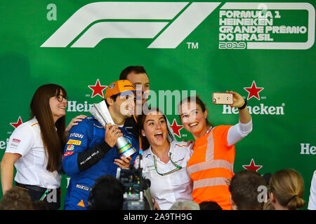 Sao Paulo, Brasile. 17 novembre 2019; Autodromo José Carlos Pace, Sao Paulo, Brasile; Formula Uno Brasile Grand Prix, il giorno della gara; Carlos Sainz Jr (ESP) Mclaren F1 Team MCL34 celebra il terzo posto dopo Lewis Hamilton (GBR) Mercedes AMG F1 W10 è stato penalizzato e retrocesso - Editoriale usare carte di credito: Azione Plus immagini di sport/Alamy Live News Foto Stock