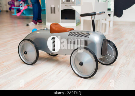 Giocattolo auto per cavalcare all'asilo. Concetto di infanzia. Foto Stock