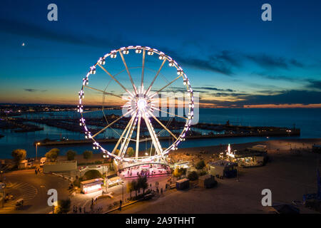 Ruota panoramica Ferris a Rimini spiaggia al crepuscolo Foto Stock