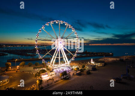 Ruota panoramica Ferris a Rimini spiaggia al crepuscolo Foto Stock