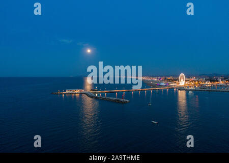 Vista aerea della città di Rimini dal mare con la luna piena sopra l'acqua Foto Stock