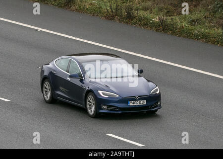 2018 blu modello TESLA S 75D'automobile che viaggia in direzione sud sulla M61 Autostrada vicino a Manchester, UK. Foto Stock