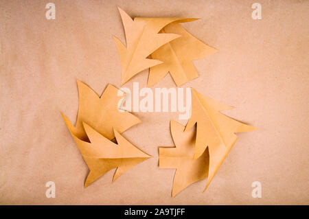 Semplice simbolo di riciclaggio fatta di albero di Natale forme in eco-friendly carta marrone Foto Stock