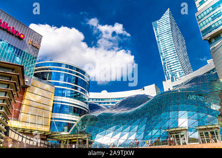 Contemporaneo di edifici di vetro e tetto ondulato della Zlote Tarasy shopping centre, Varsavia, Polonia Foto Stock