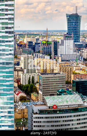 Vista della città dalla cima la visualizzazione terrazza del Palazzo della Cultura e della scienza con Złota 44 grattacielo dettaglio sulla sinistra, Varsavia, Polonia Foto Stock