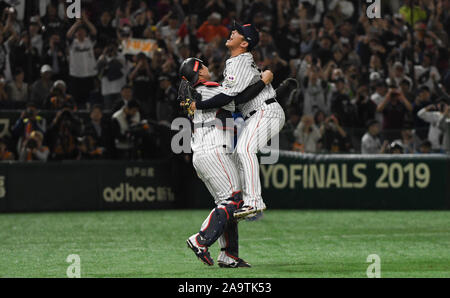 Tokyo, Giappone. 17 Nov, 2019. Dopo aver depennato la Corea del Sud del Yang Eui-ji nel nono inning per vincere il World Baseball Softball Confederazione Premier12 torneo di baseball gioco finale al Tokyo Dome in Giappone la domenica di novembre. 17, 2019. Foto di: Ramiro Agustin Vargas Tabares Credito: Ramiro Agustin Vargas Tabares/ZUMA filo/Alamy Live News Foto Stock