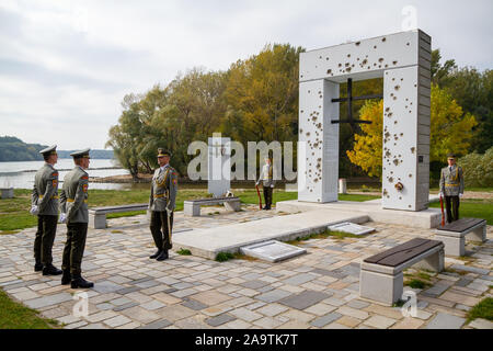 La guardia slovacca di onore al monumento "Brana Slobody' (gate di libertà) commemorazione di coloro che sono stati uccisi sul confine cercando di sfuggire. Foto Stock