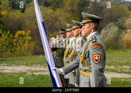 La guardia slovacca di onore al monumento "Brana Slobody' (gate di libertà) commemorazione di coloro che sono stati uccisi sul confine cercando di sfuggire. Foto Stock