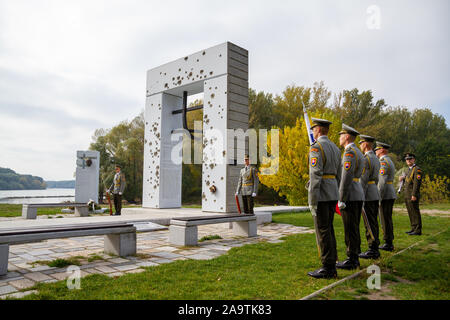 La guardia slovacca di onore al monumento "Brana Slobody' (gate di libertà) commemorazione di coloro che sono stati uccisi sul confine cercando di sfuggire. Foto Stock