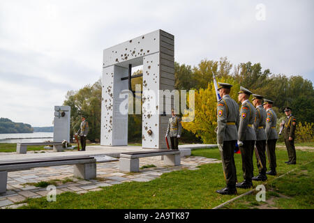 La guardia slovacca di onore al monumento "Brana Slobody' (gate di libertà) commemorazione di coloro che sono stati uccisi sul confine cercando di sfuggire. Foto Stock