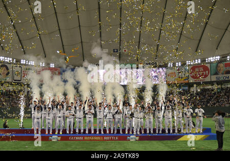 Tokyo, Giappone. 17 Nov, 2019. Il team giapponese celebrare durante la cerimonia di consegna del premio dopo un 5-3 conquistare la Corea del Sud nel gioco finale del World Baseball Softball Confederazione Premier12 torneo di Tokyo Dome in Giappone la domenica di novembre. 17, 2019. Foto di: Ramiro Agustin Vargas Tabares Credito: Ramiro Agustin Vargas Tabares/ZUMA filo/Alamy Live News Foto Stock