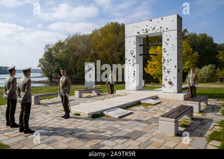 La guardia slovacca di onore al monumento "Brana Slobody' (gate di libertà) commemorazione di coloro che sono stati uccisi sul confine cercando di sfuggire. Foto Stock