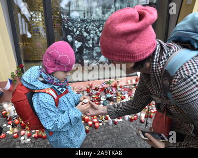 Praga, Repubblica Ceca. 17 Nov, 2019. Fino a 40.000 persone ruotata fino in Narodni street nel centro di Praga in cui le celebrazioni della Rivoluzione di Velluto trentesimo anniversario ha avuto luogo oggi, Domenica, 17 novembre 2019. Il Narodni street è stata la sede della polizia comunista brutale repressione su una pacifica manifestazione studentesca il 17 novembre 1989, che ha provocato la caduta del regime comunista in Cecoslovacchia. Una folla di persone colpiti la targa che ricorda il Novembre 17, 1989 eventi, circondandolo con migliaia di candele accese. (CTK foto/Michaela Rihova) Credito: Foto Stock