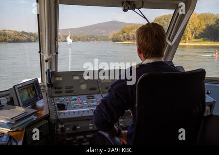 Bratislava, Slovacchia. 2019/10/13. Un timoniere piloti una nave sul Danubio. Foto Stock