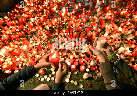 Praga, Repubblica Ceca. 17 Nov, 2019. Fino a 40.000 persone ruotata fino in Narodni street nel centro di Praga in cui le celebrazioni della Rivoluzione di Velluto trentesimo anniversario ha avuto luogo oggi, Domenica, 17 novembre 2019. Il Narodni street è stata la sede della polizia comunista brutale repressione su una pacifica manifestazione studentesca il 17 novembre 1989, che ha provocato la caduta del regime comunista in Cecoslovacchia. Una folla di persone colpiti la targa che ricorda il Novembre 17, 1989 eventi, circondandolo con migliaia di candele accese. (CTK foto/Michaela Rihova) Credito: Foto Stock