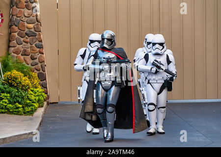 Phasma Captian e Stormtroopers agli Studios di Hollywood Foto Stock