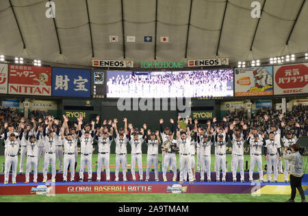 Tokyo, Giappone. 17 Nov, 2019. Il team giapponese celebrare durante la cerimonia di consegna del premio dopo un 5-3 conquistare la Corea del Sud nel gioco finale del World Baseball Softball Confederazione Premier12 torneo di Tokyo Dome in Giappone la domenica di novembre. 17, 2019. Foto di: Ramiro Agustin Vargas Tabares Credito: Ramiro Agustin Vargas Tabares/ZUMA filo/Alamy Live News Foto Stock