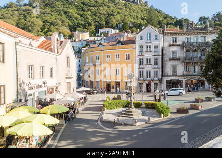 SINTRA, Portogallo - 11AGOSTO 2019: strade in Sintra Portogallo durante il giorno. Il al di fuori di negozi, ristoranti, edifici, così come le persone possono essere Foto Stock