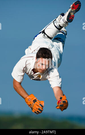 Wicket keeper a mezz'aria che cattura la palla di cricket. Modello rilasciato Foto Stock